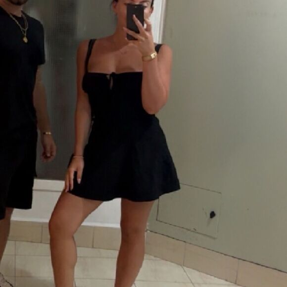 Elegant Black Dress - Picture 4 of 4